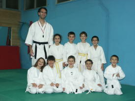 23 novembre 2007 – Foto con i bambini e con i ragazzi della Scuola Karate Italia di Alba Adriatica, dove ho fatto supplenza nelle settimane di novembre