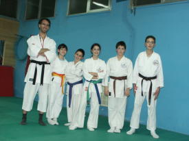 23 novembre 2007 – Foto con i bambini e con i ragazzi della Scuola Karate Italia di Alba Adriatica, dove ho fatto supplenza nelle settimane di novembre