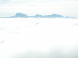 Letto di nuvole con vette del Gran Sasso